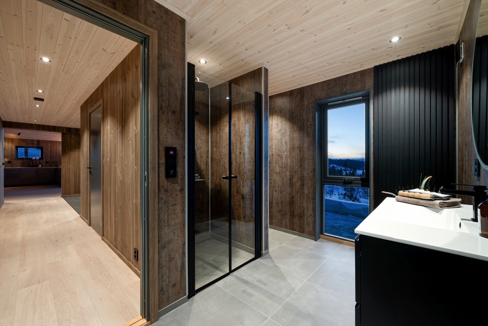 Baderommet i hytta er lunt og lekkert, og har en gjennomført stil. Galleribilde