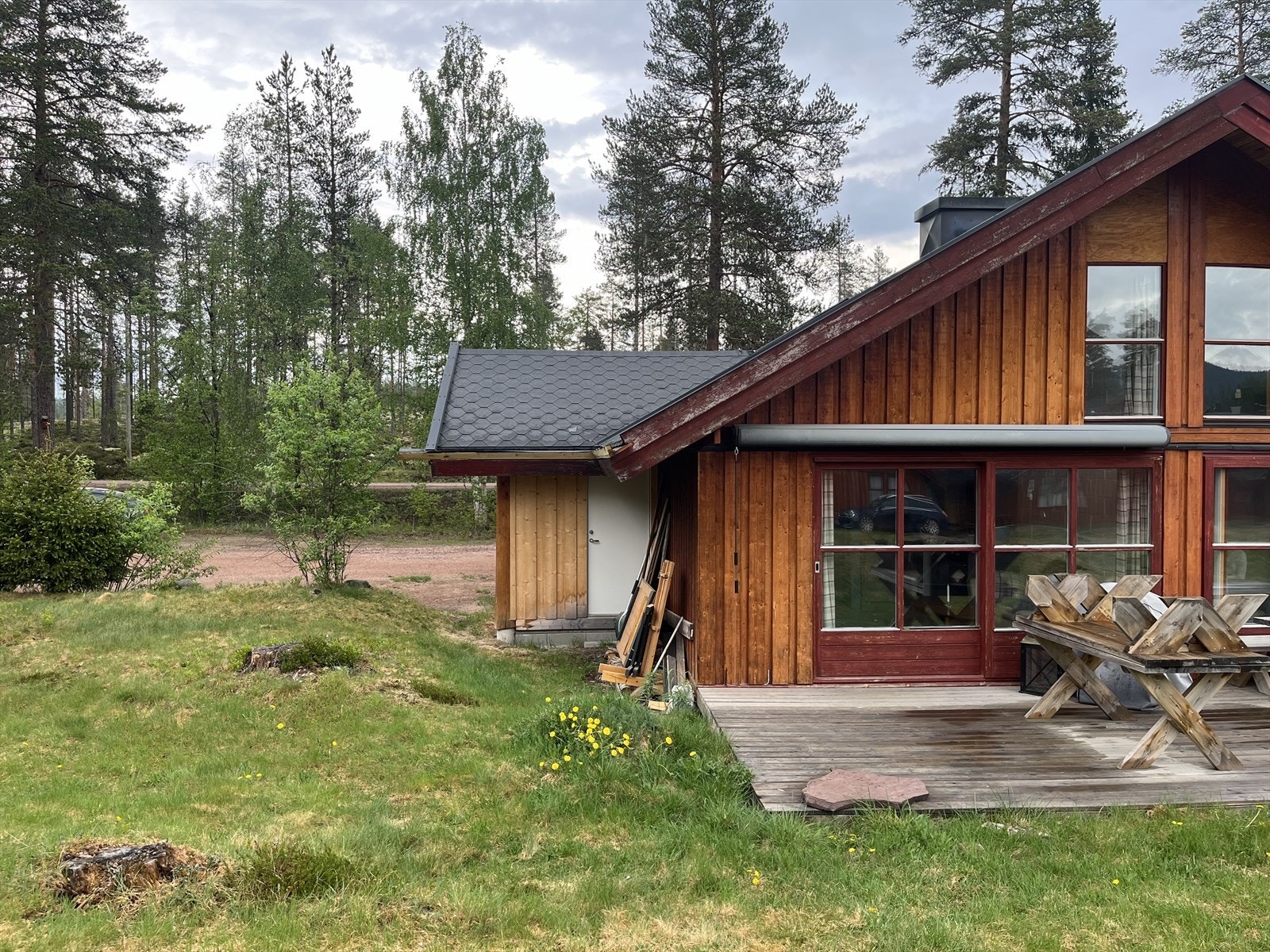 Solvendt og fin terrasseplatting mot sør-vest, med adkomst fra stue. Galleribilde