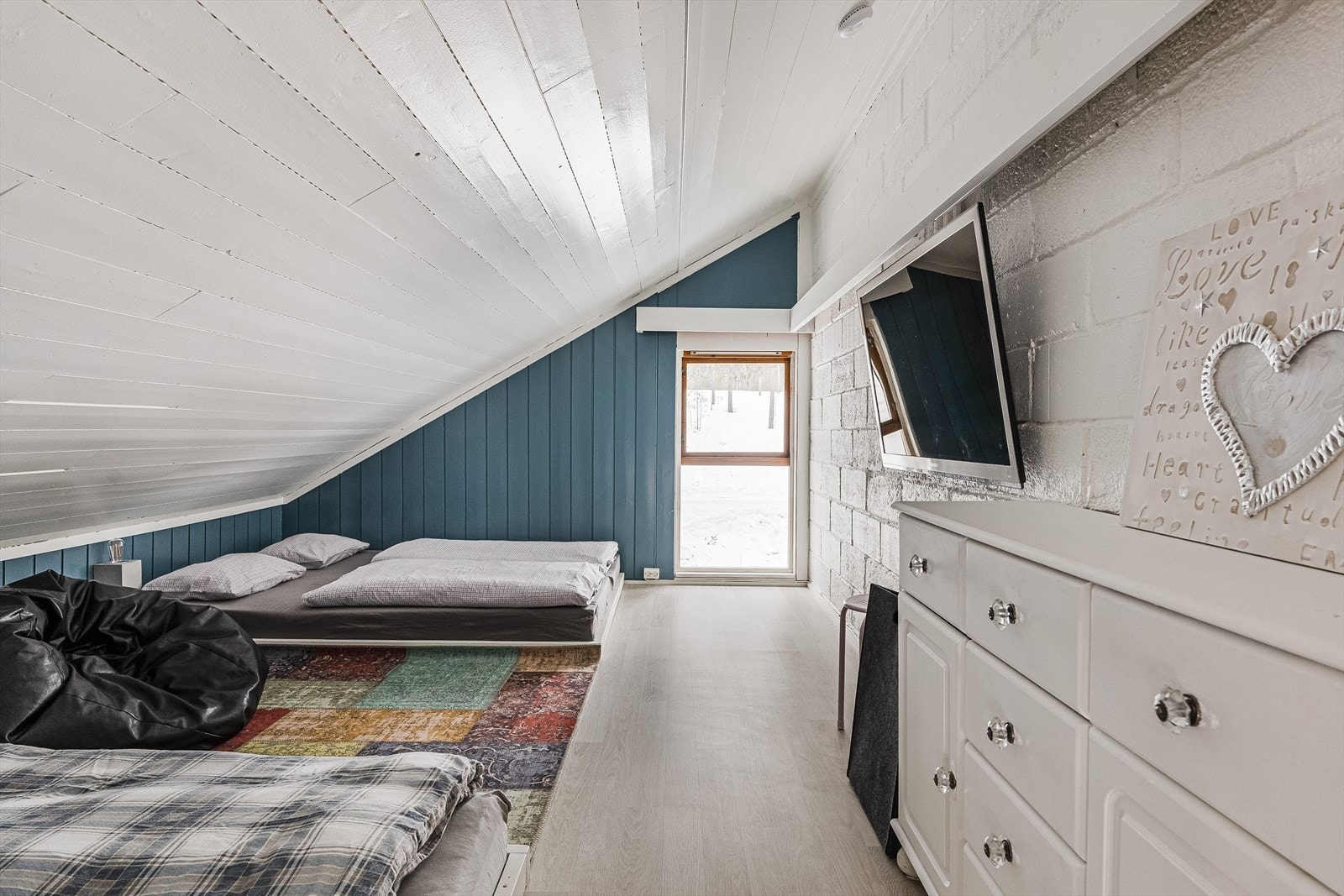 I andre etasje er det innredet med et soverom/loftstue. Det foreligger ikke godkjente byggetegninger av etasjen, samt at deler av arealet ikke er måleverdig pga. lav himnlingshøyde. Galleribilde