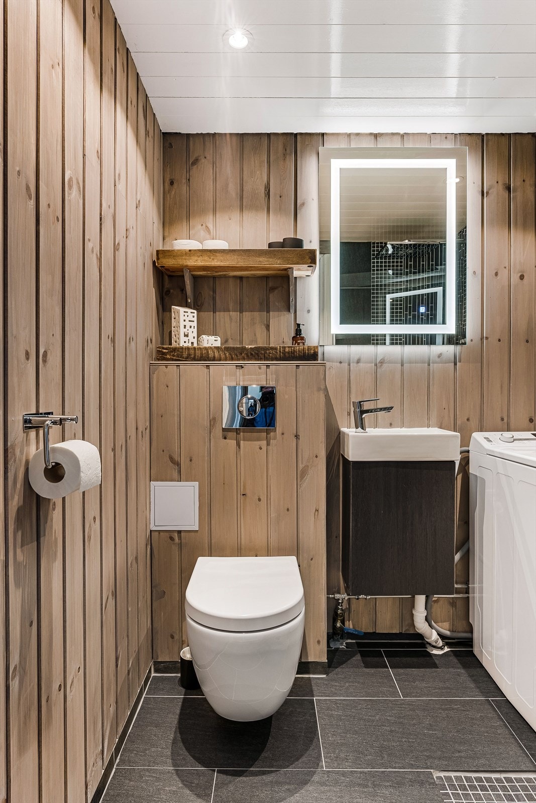 Oppusset og fint bad med flislagt gulv med varmekabler i. Badet er opplyst oppusset i 2020, varmekabler er antatt fra byggeår. Galleribilde