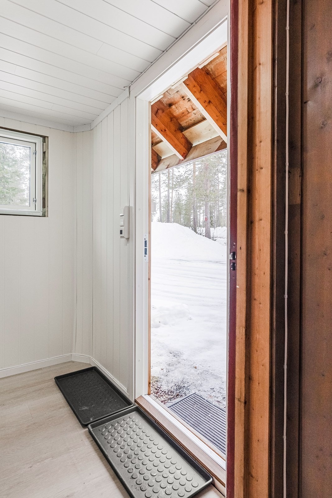 Du ønskes velkommen inn til en praktisk entré med opphengsmuligheter for tøy. Galleribilde