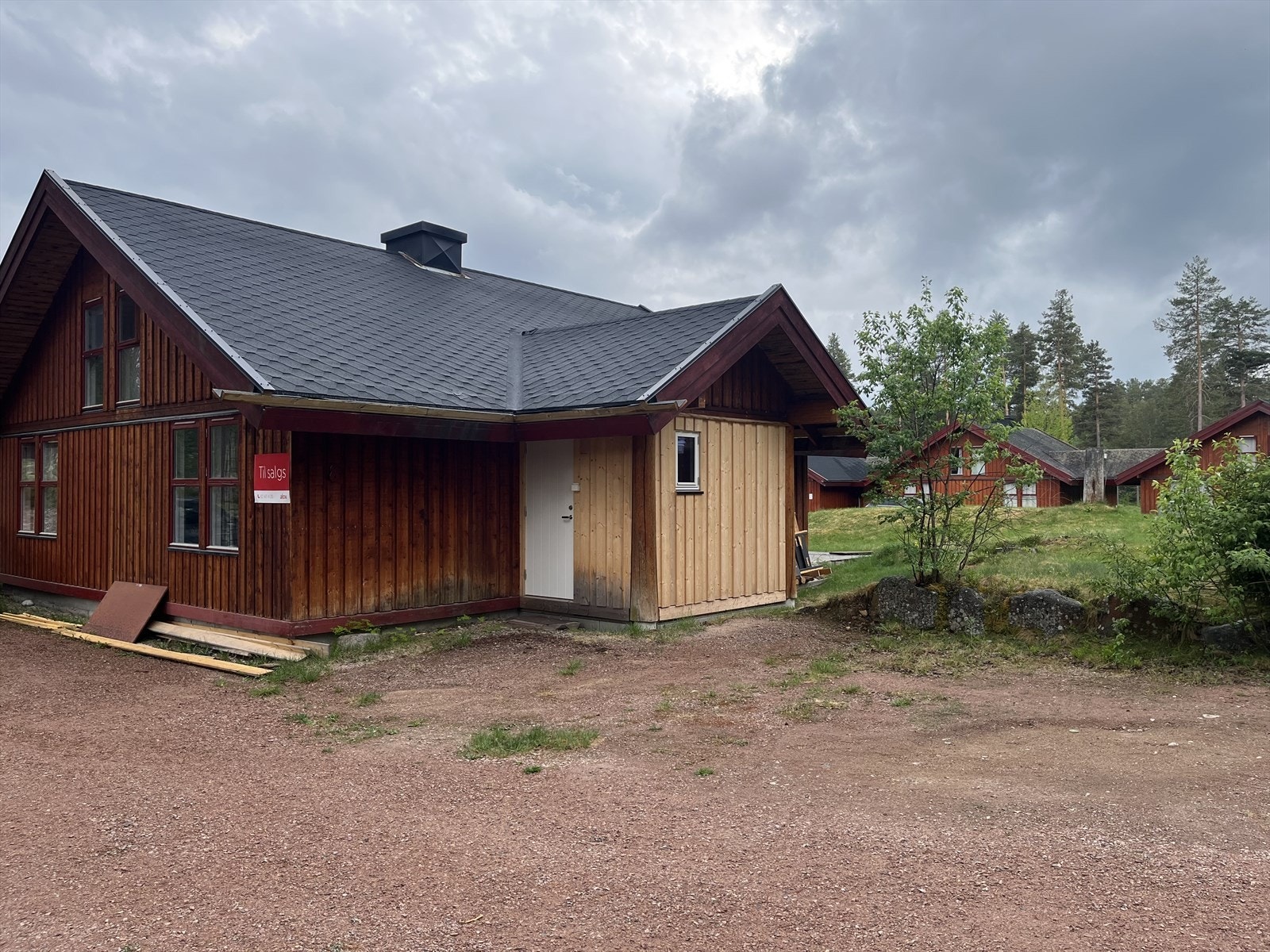 Eiendommen ligger fint til i hjertet av Ljørdalen, med elva Ljøra som omtrent nærmeste nabo, og med kort avstand til Fulufjellet med både alpinanlegg og flotte fjellområder. Rett ved hytteområdet finner du også oppkjørte skiløyper på vinterstid. Galleribilde