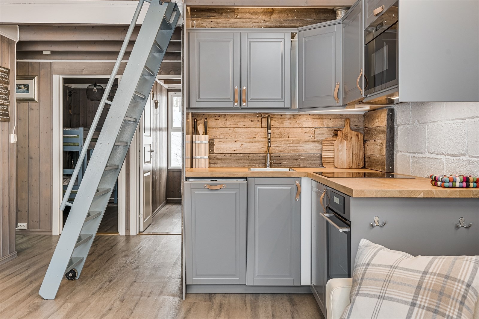 Svært pent, nyere og lettstelt kjøkken i en pen gråfarge som kler øvrige farge- og materialvalg i hytta. Kjøkkenet har profilerte fronter og laminert benkeplate, og er utstyrt med integrert stekeovn, koketopp, mikro og oppvaskmaskin som medfølger. Galleribilde