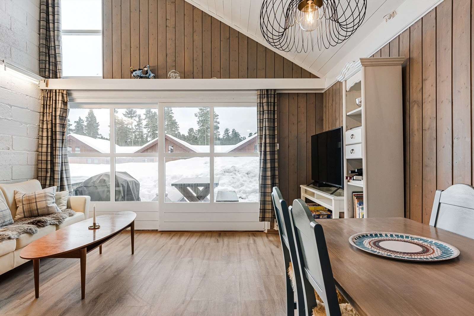 Store vindusflater og skyvedør ut til solvendt terrasse. Galleribilde