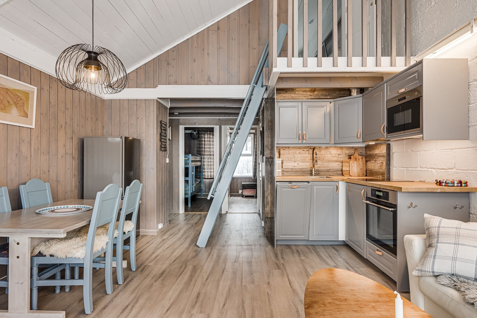 Pent oppgradert stue med høy skråhimling og store vinduer i gavl som gir et luftig rom med et godt innslipp av naturlig dagslys. Stuen har utgang til en fin terrasse som deles med naboseksjonen. Galleribilde