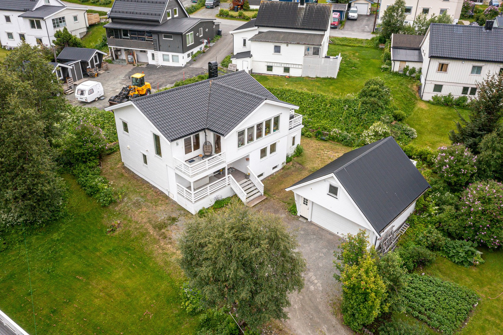 Eiendommen har et flott opparbeidet uteområde med flere muligheter.