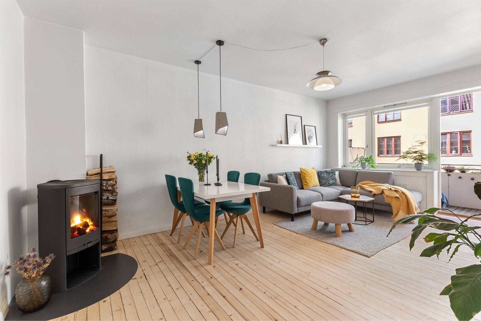 Stuen er romslig og har god plass til sofagruppe og spisebord Galleribilde