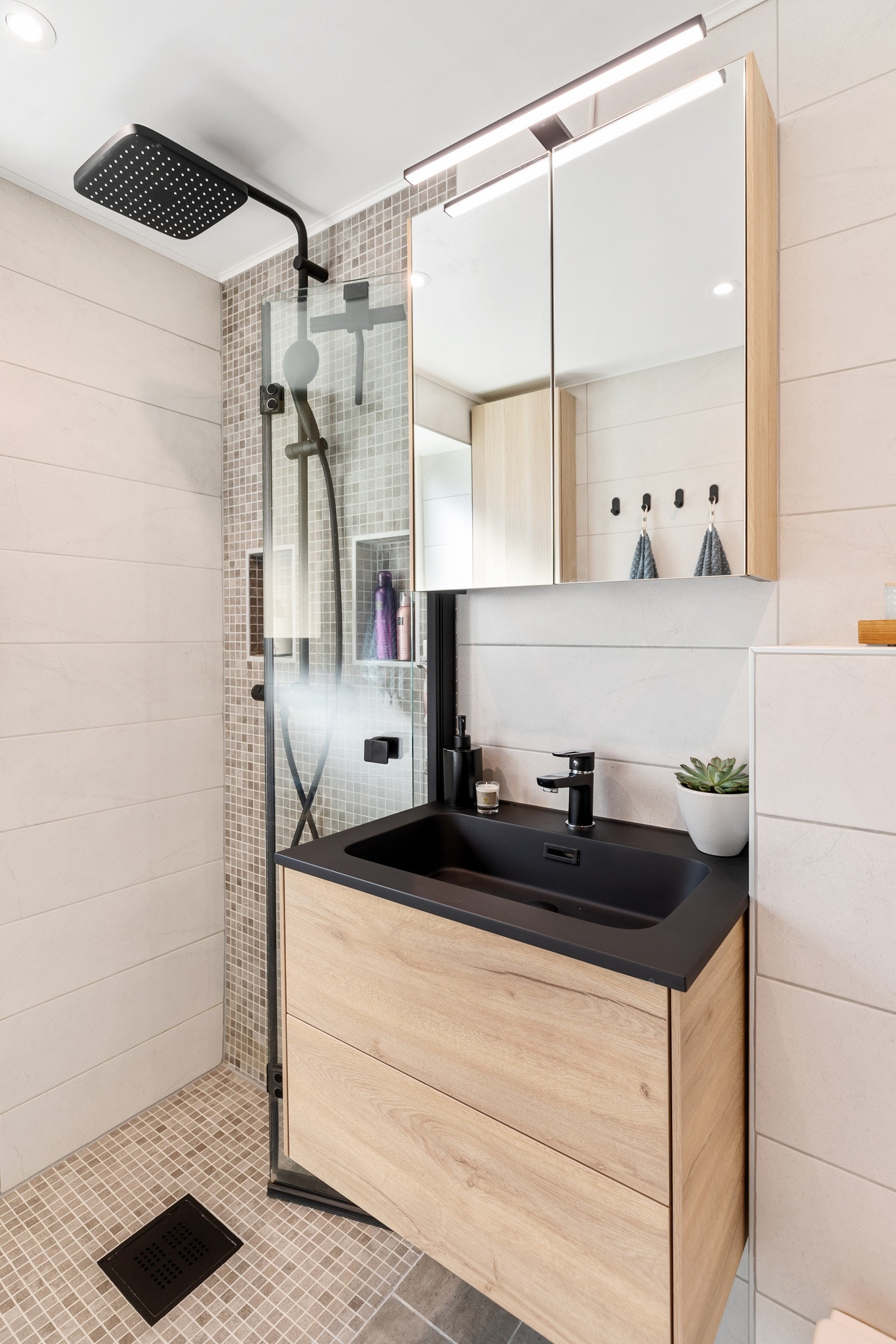 Regnfallsdusj på badet samt gode lagringsmuligheter Galleribilde