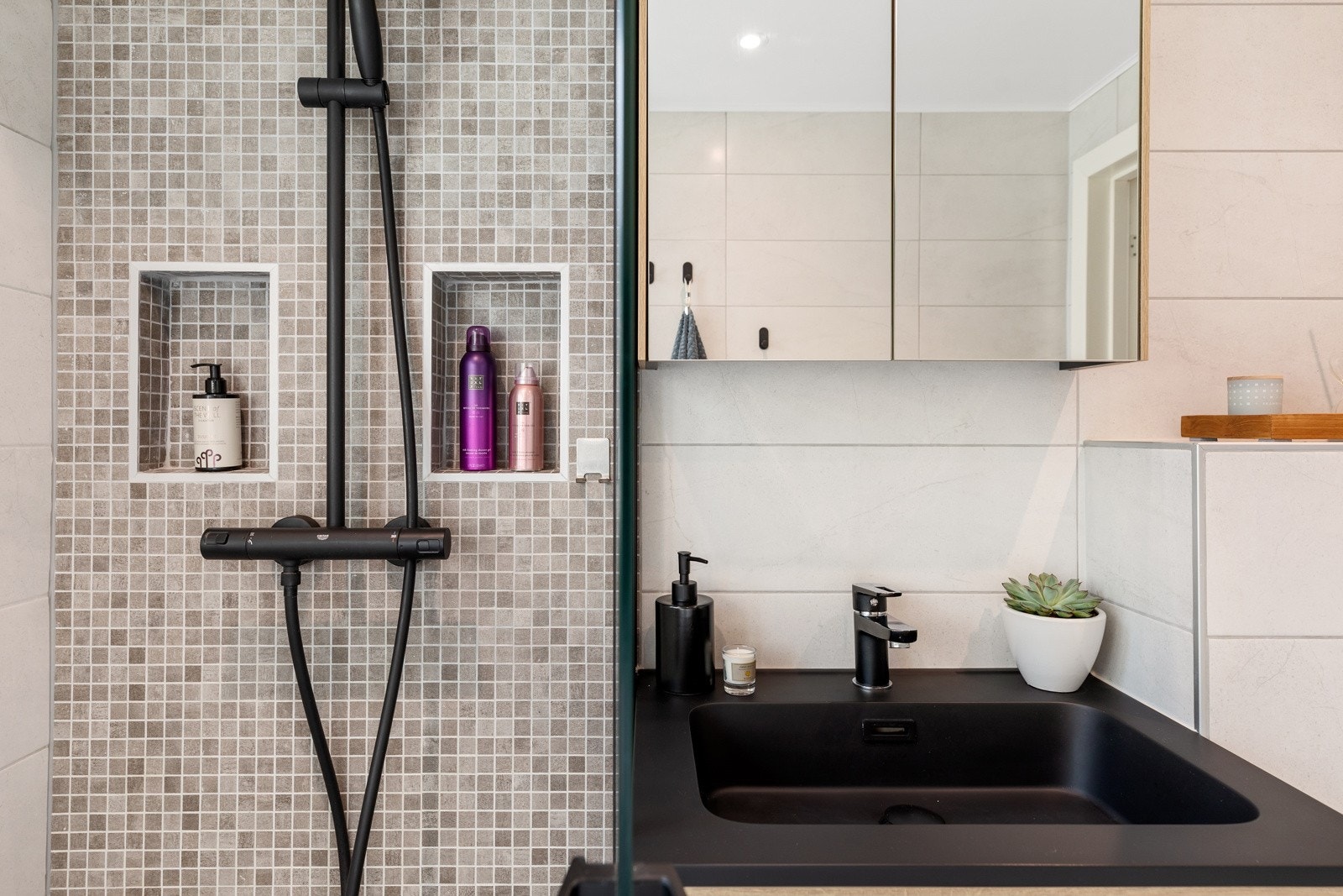 Baderommet er lekkert innredet Galleribilde