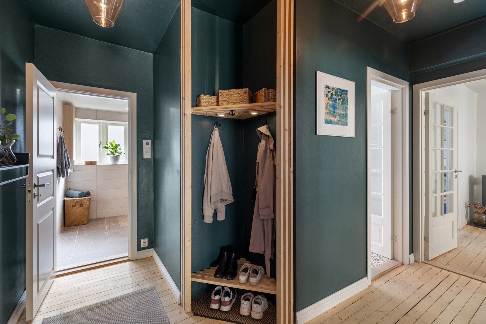 Garderobeplass i inngangspartiet Galleribilde