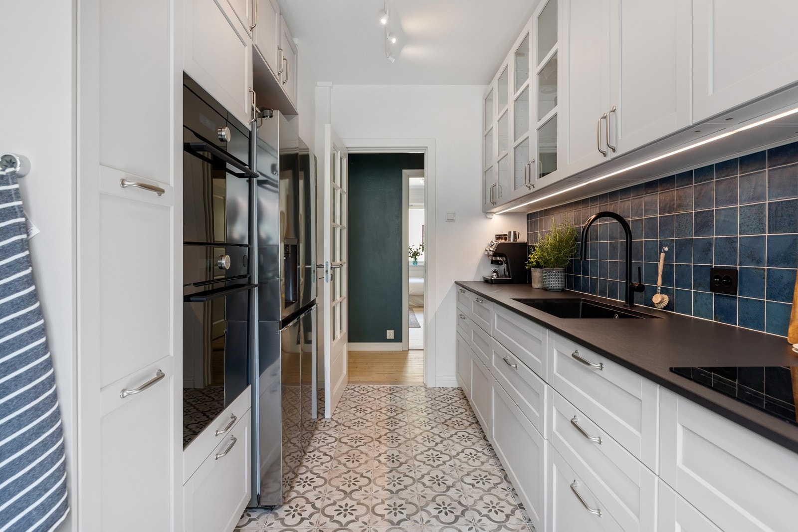 Her er det rikelig med benke- og skapplass Galleribilde