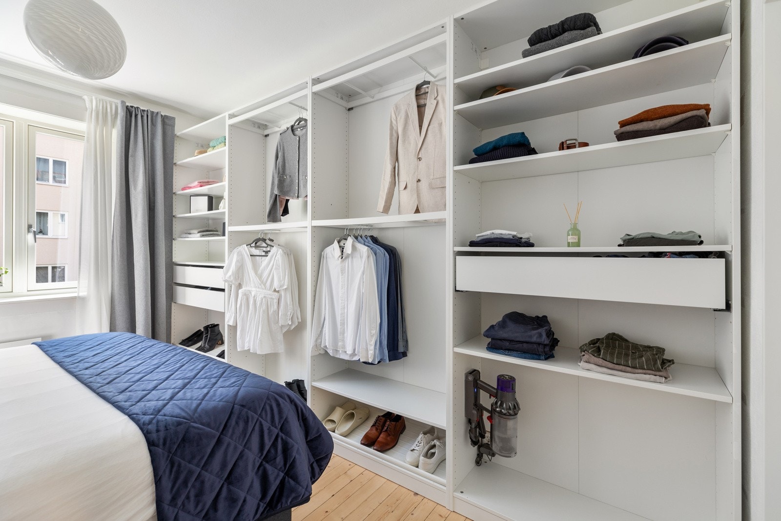 Rikelig med garderobeplass på hovedsoverommet Galleribilde