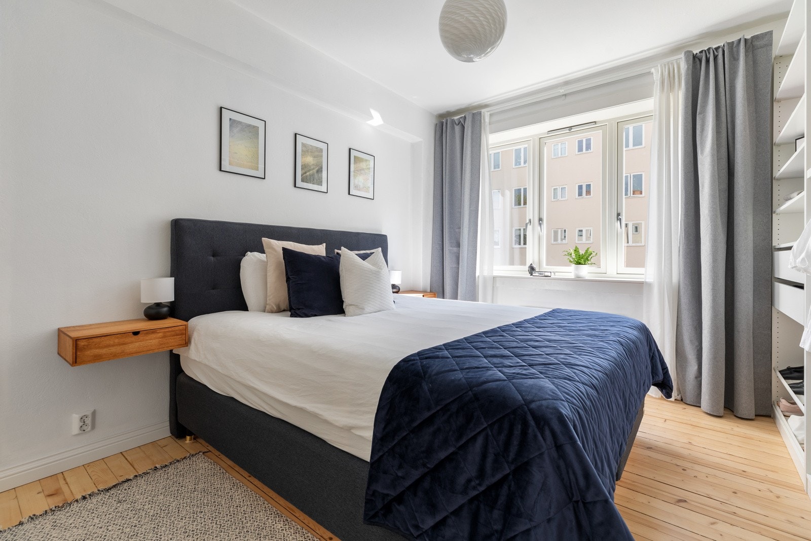 Hovedsoverommet er romslig med plass til stor dobbeltseng Galleribilde