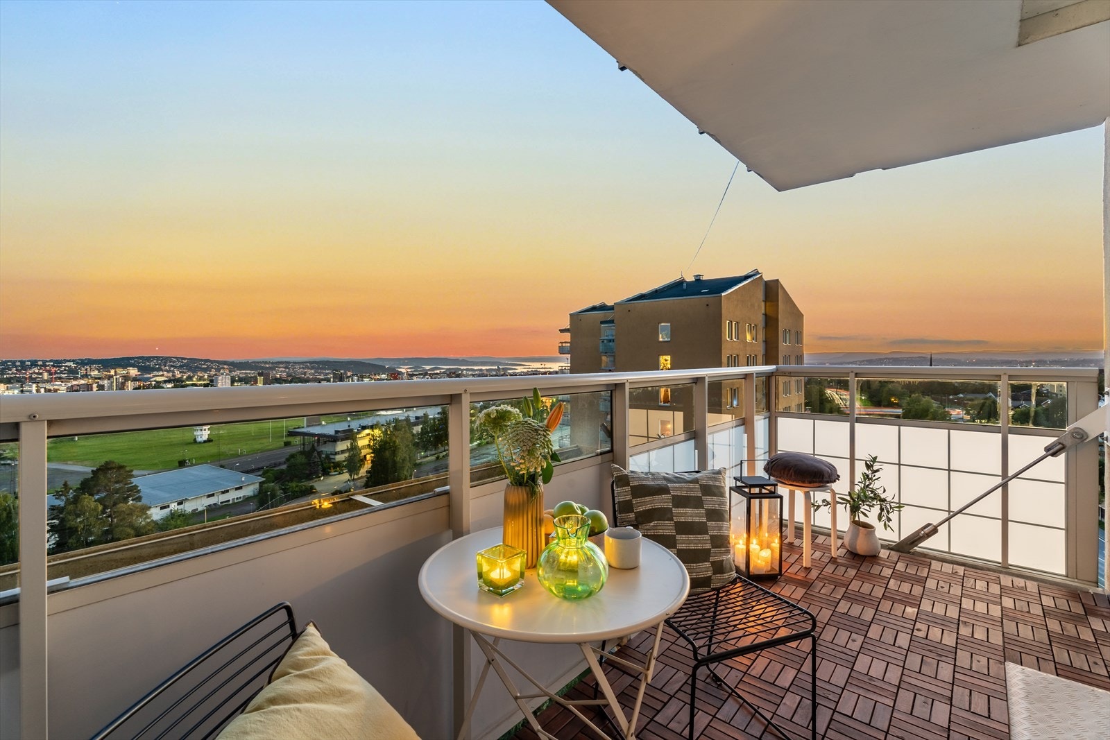 Leiligheten er beliggende høyt og fritt i byggets 11. etasje og har bekvem adkomst med heis. Galleribilde