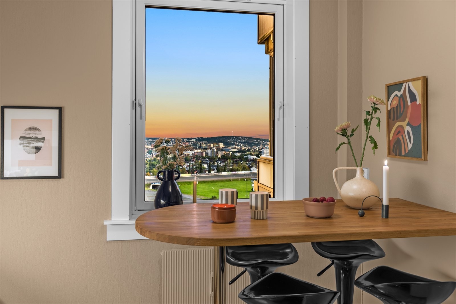 Her kan du nyte en god matbit med noe godt i glasset mens du følger med på Oslo Grand Prix på Bjerke Travbane. Galleribilde