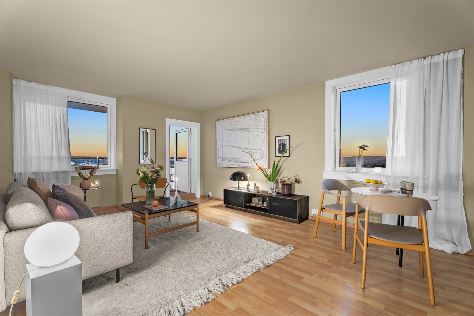 Leiligheten har en fin og sentral beliggenhet i et rolig område på populære Bjerke. Her er det kort vei til både byen og marka. Galleribilde