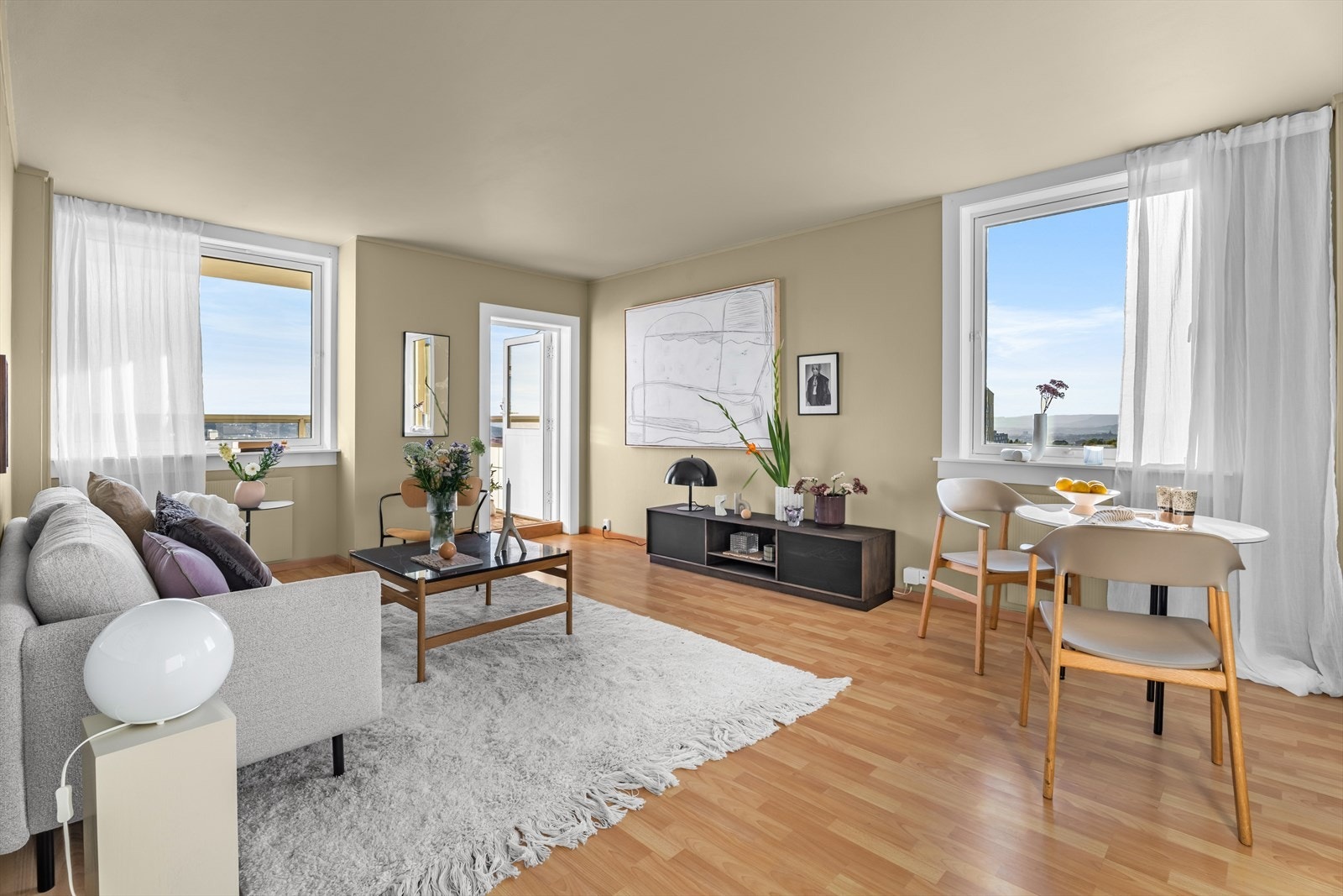 Stuen er meget innbydende og byr på rikelige mengder med naturlig lys fra store vindusflater fra flere sider. Vinduene var ny i 2014. Galleribilde