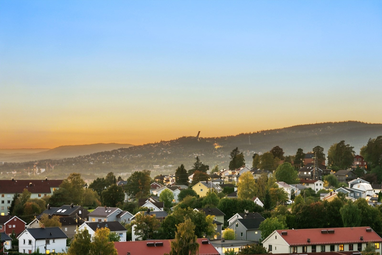 Dette er en flott endeleilighet som er gjennomgående og kan by på masse naturlig lysinnslipp og utsikt flere veier. Galleribilde