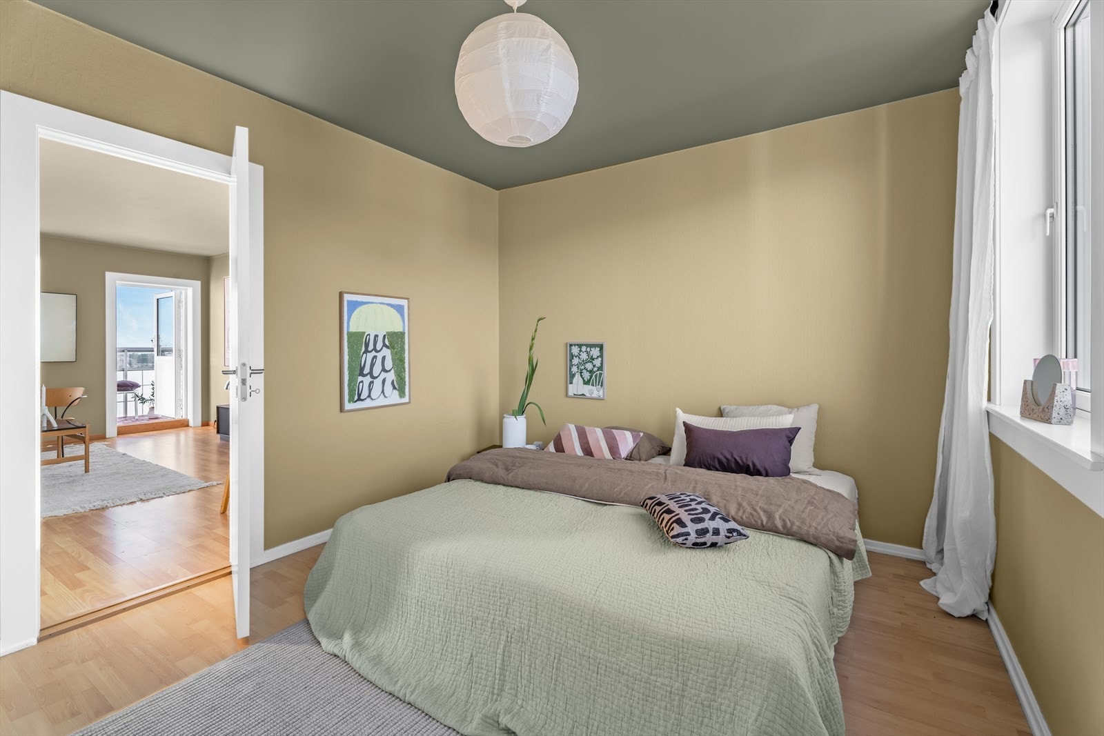 Veggene på dette soverommet er malt i 2024 i fargen Silky Yellow. Galleribilde