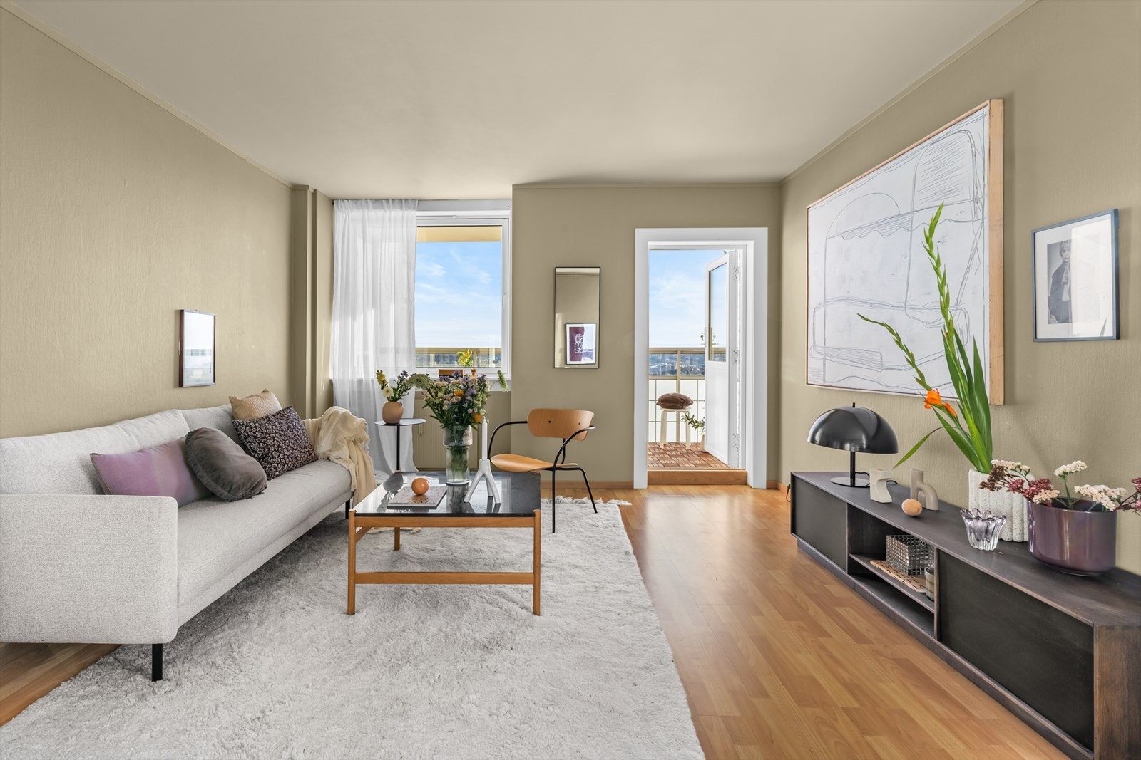 3-stavs parkett på gulv. Veggene i stuen er malt i 2024 i den delikate fargen Silhouette. Galleribilde