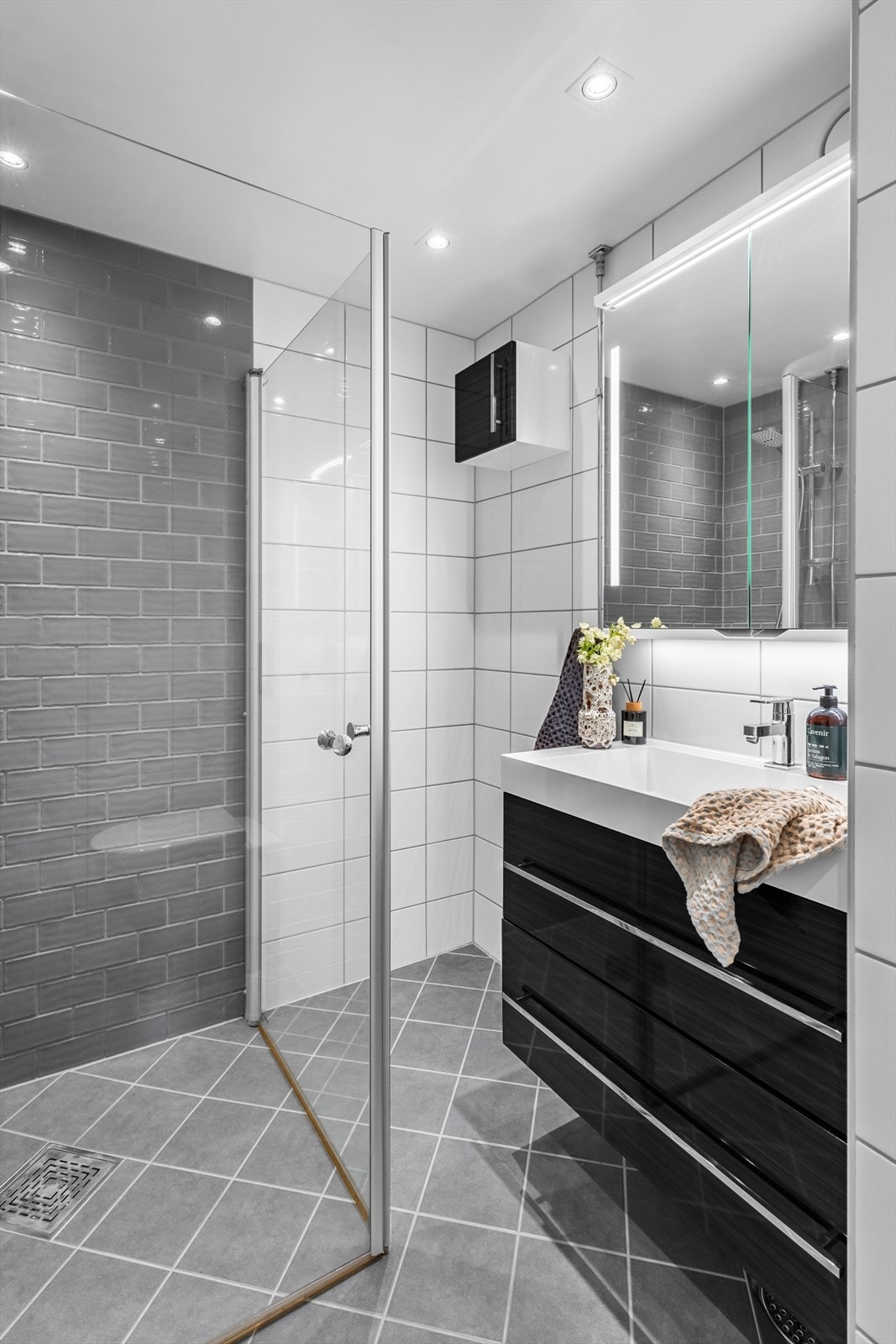 Moderne flislagt baderom som ble renovert i regi av borettslaget i 2016. Badet ble utført med alle tilvalg utover standard utførelse for borettslaget. Galleribilde