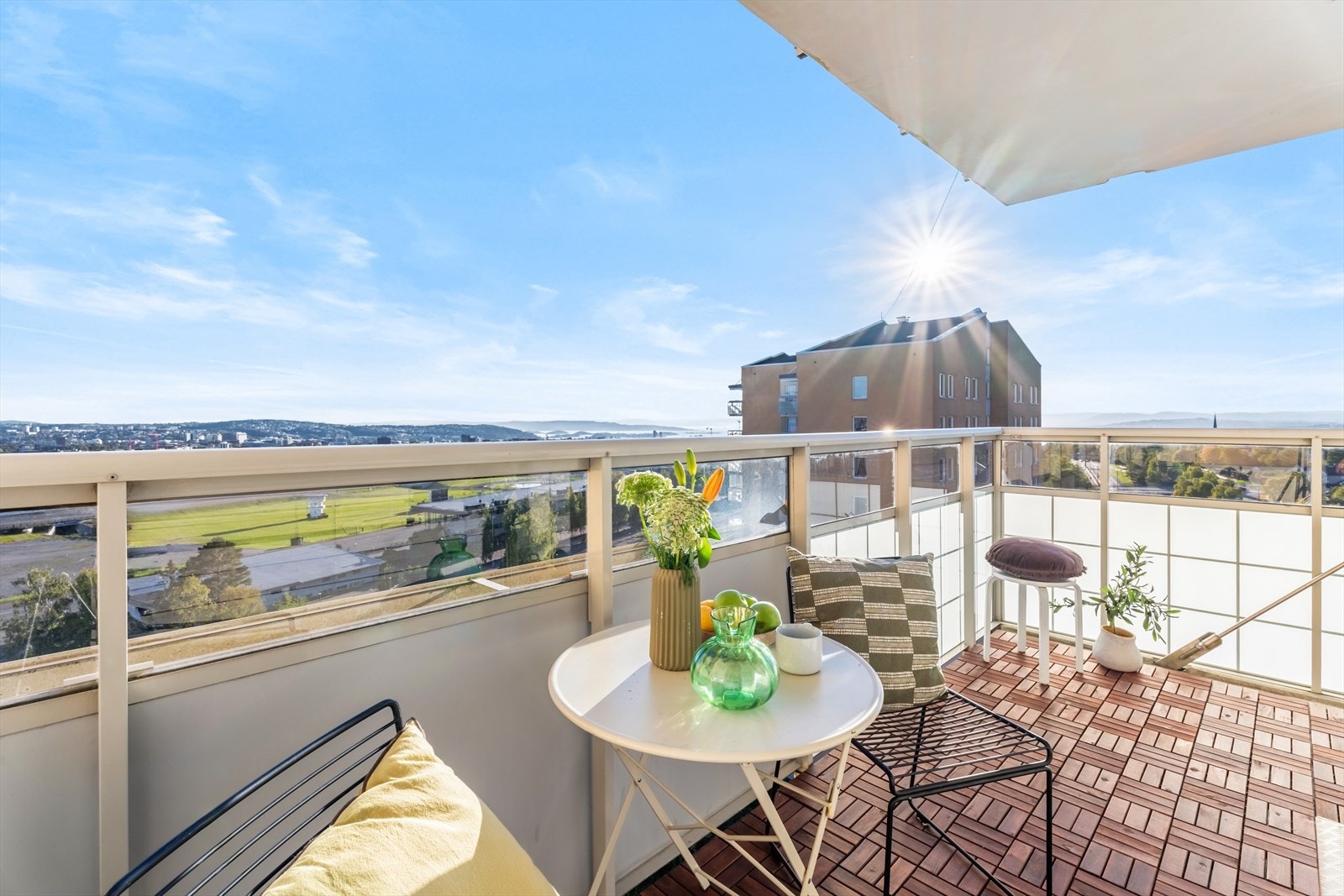 Selger opplyser om at det er sol på balkong fra ca. kl. 11/12 til solnedgang på sommerstid. Galleribilde