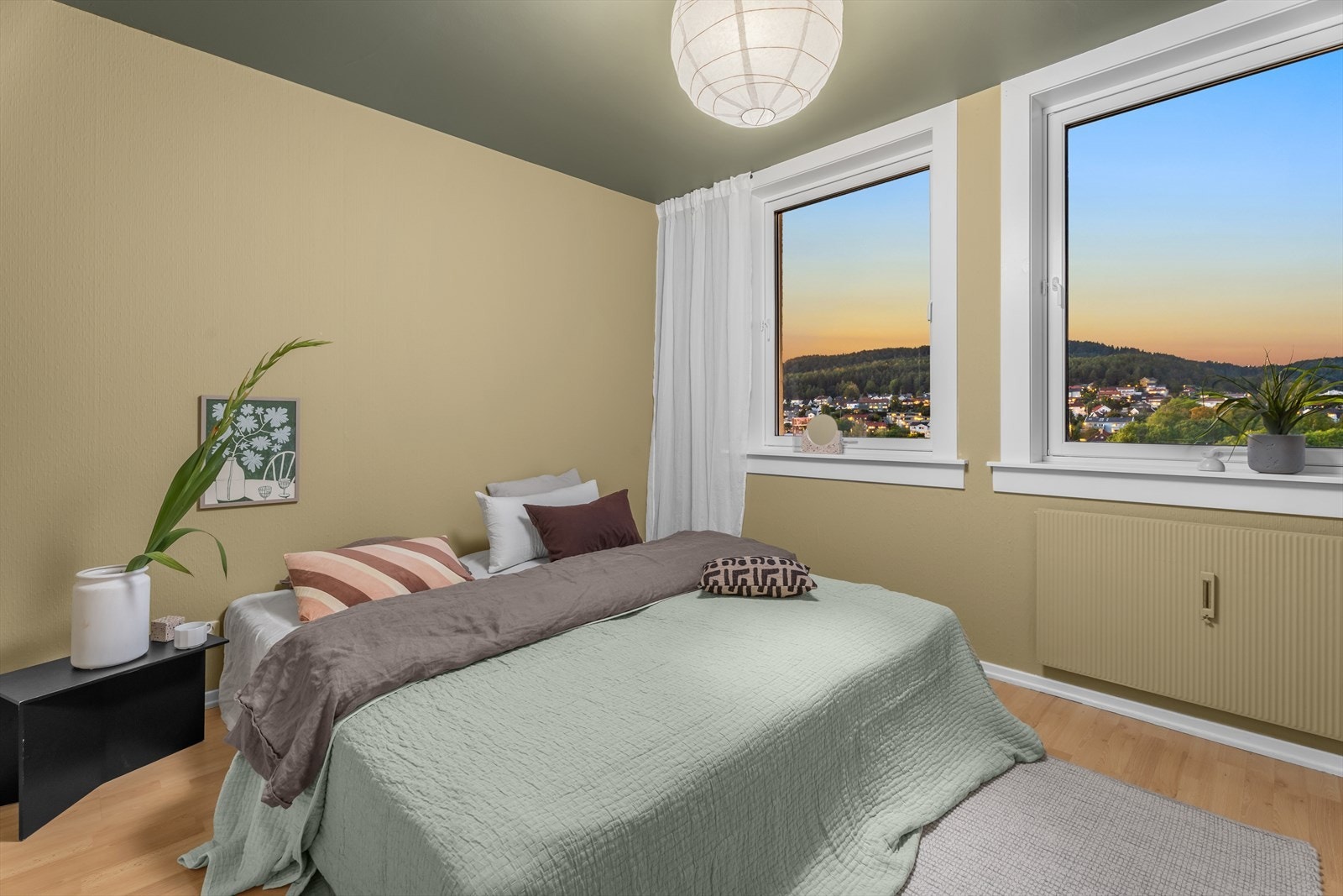 Leiligheten kan skilte med 3 gode soverom. Hovedsoverommet er i tilknytning stuen og har god plass til stor dobbeltseng og tilhørende nattbord. Galleribilde