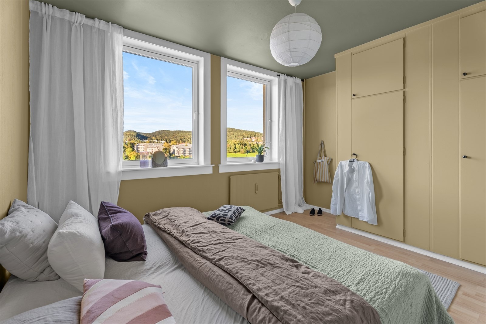 Det er praktiske plassbygde skap på soverommene. For ytterligere oppbevaring disponerer leiligheten en kjellerbod på ca. 2 kvm og en loftsbod på ca. 3,5 kvm. Galleribilde