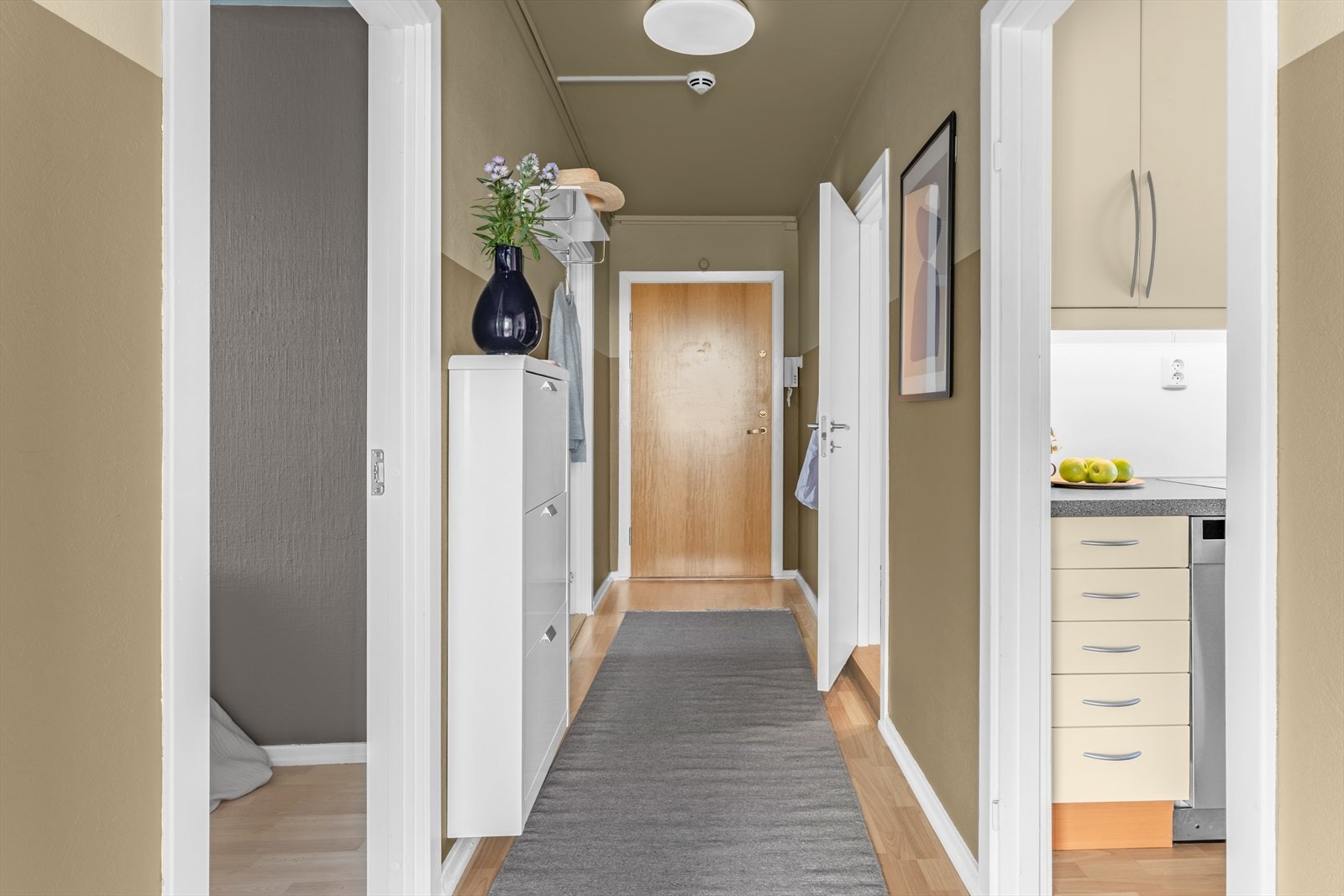 Det er godt med plass til å henge fra seg yttertøy på vegg i entré. I tillegg er det montert dørtelefonanlegg med døråpner. Galleribilde