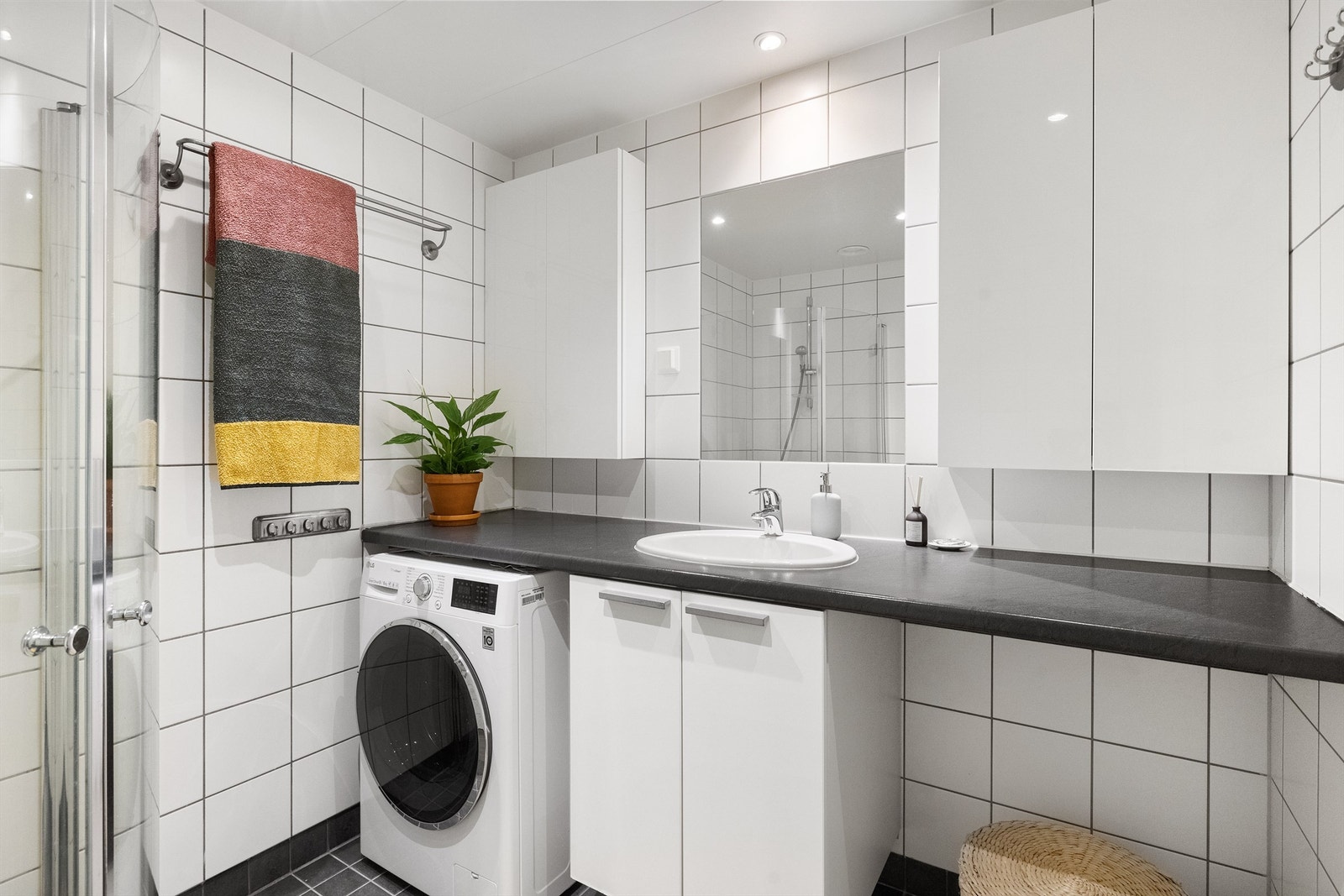 Badet har opplegg for vaskemaskin og tørketrommel. Galleribilde