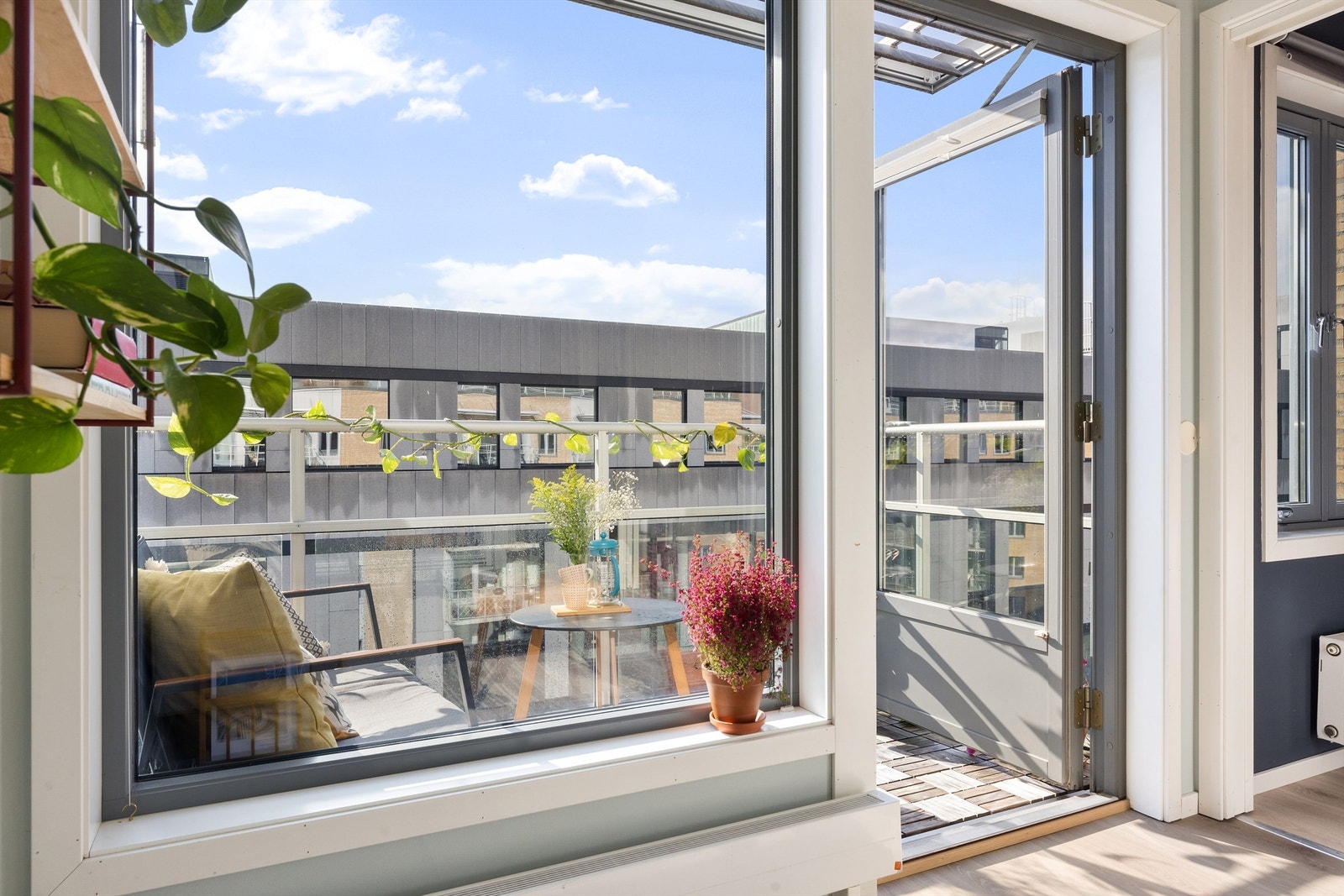 Balkongen blir en naturlig forlengelse av stuen på varme vår- og sommerdager. Galleribilde