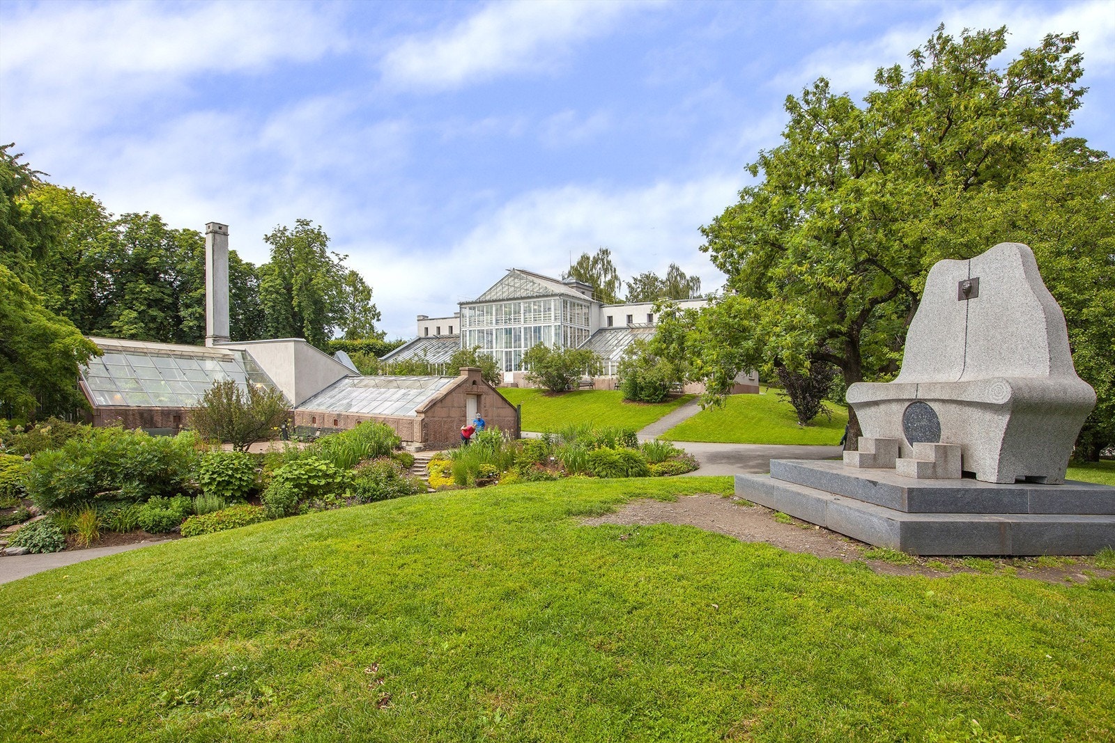 Nærområdet kan by på flere hyggelige parker, her ved Tøyen botaniske hage. Galleribilde
