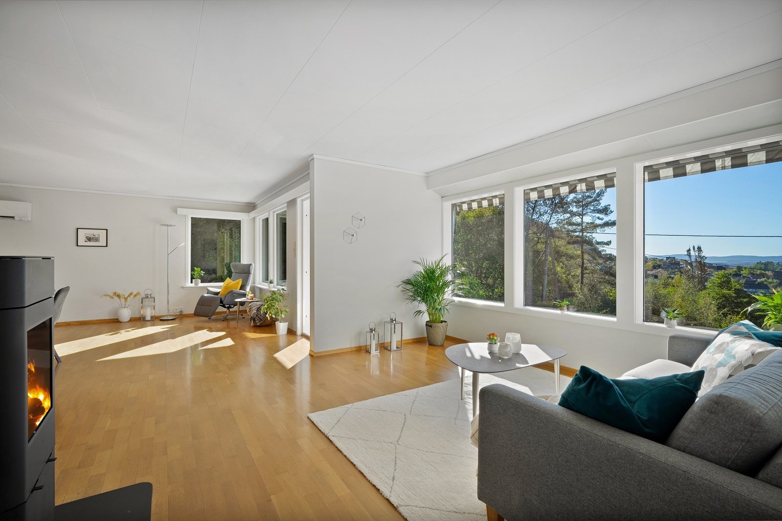 Huset har mange store vinduer som gir godt med naturlig lys og bidrar til en trivelig atmosfære. Galleribilde