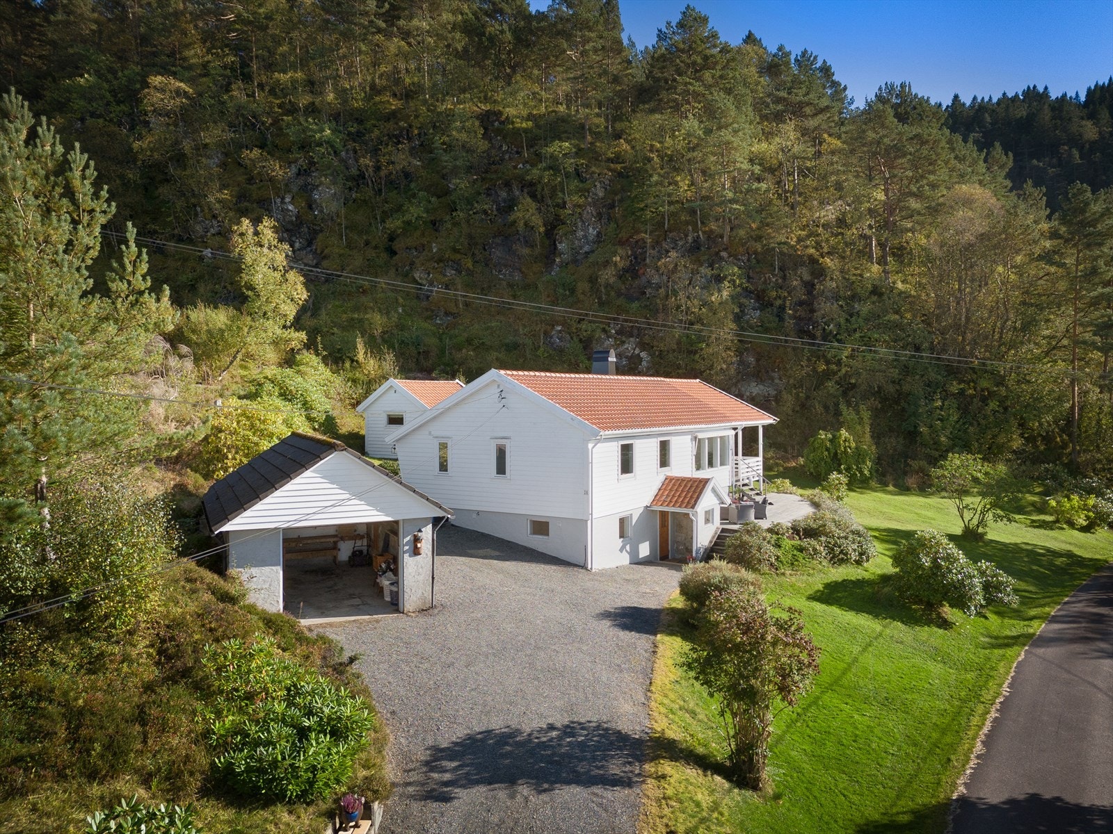Et steinkast fra huset er det turstier mot Linken og Fanafjellet. Perfekt for den treningsglade! Galleribilde