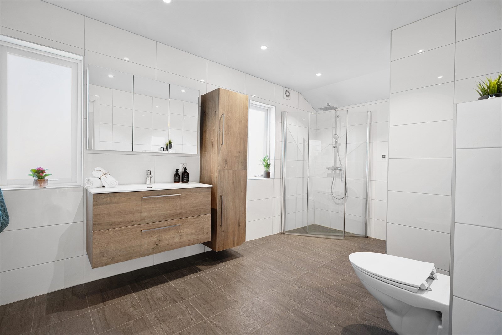 Badet er svært romslig. Tidløst med lekker innredning. Spotlights i taket. Galleribilde