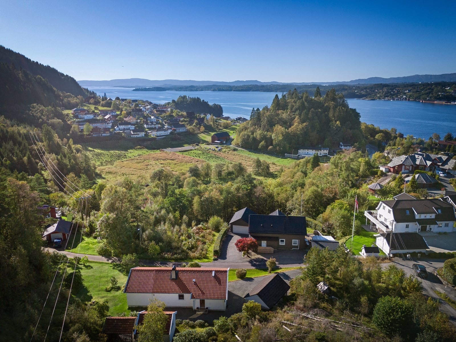 Eiendommen ligger tett på naturen i landlige omgivelser, med kort vei til både fjord og fjell - i tillegg til nærbutikk. Galleribilde