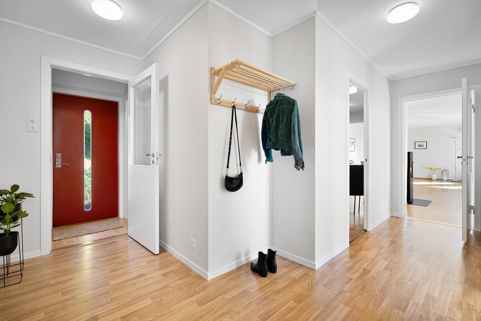 Romslig vindfang og entré. Galleribilde