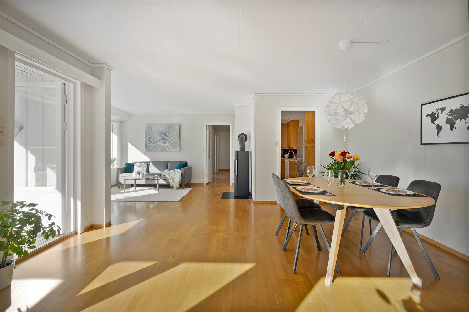 Her det plass til flere sittegrupper. Vedovnen er ny i 2019. Galleribilde