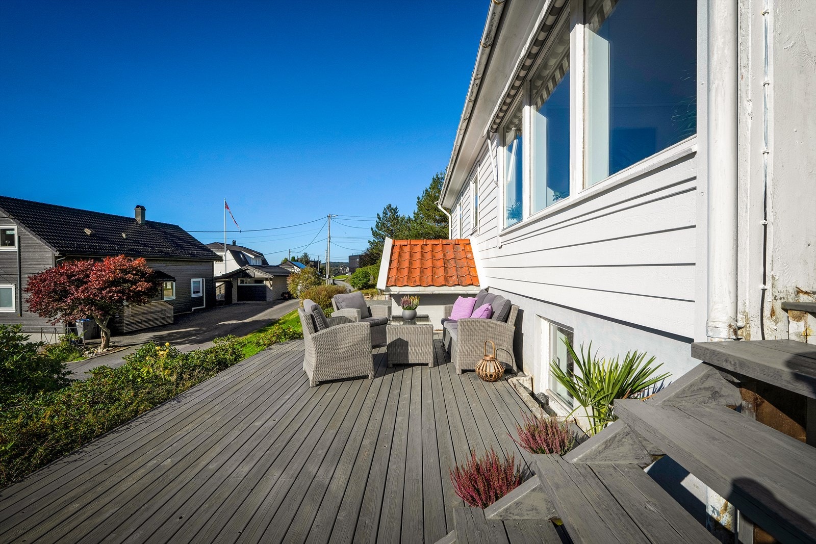Boligen vender vest, og på terrassen nyter du godt med sol de solfylte dagene! Galleribilde