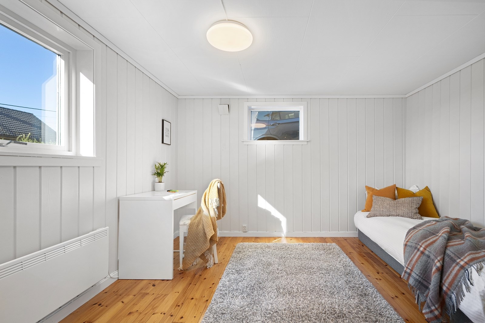 I underetasjen er to av rommene brukt som soverom. Begge er av god størrelse, og rommer seng, nattbord, garderobe mm. Galleribilde