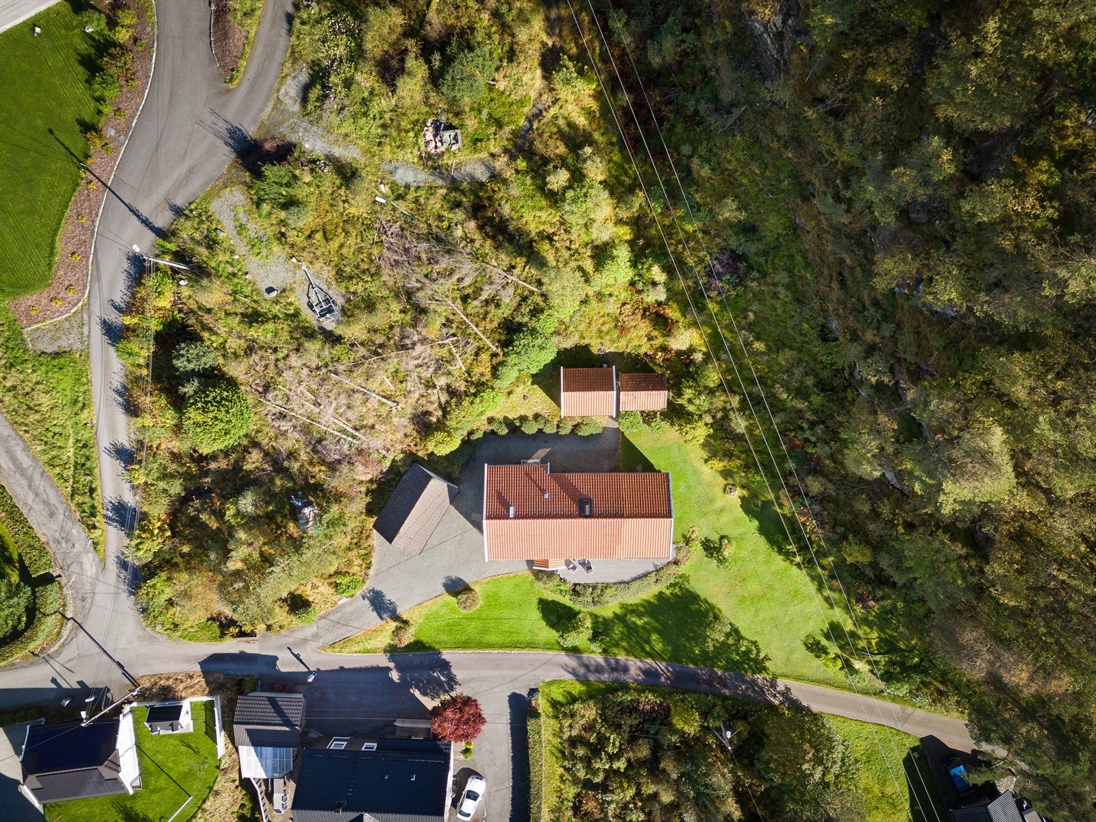 Tomten er på hele 1.626 kvm. Her har du en stor og god hage, garasje, gruslagte veier, anneks og tørkebod. Galleribilde
