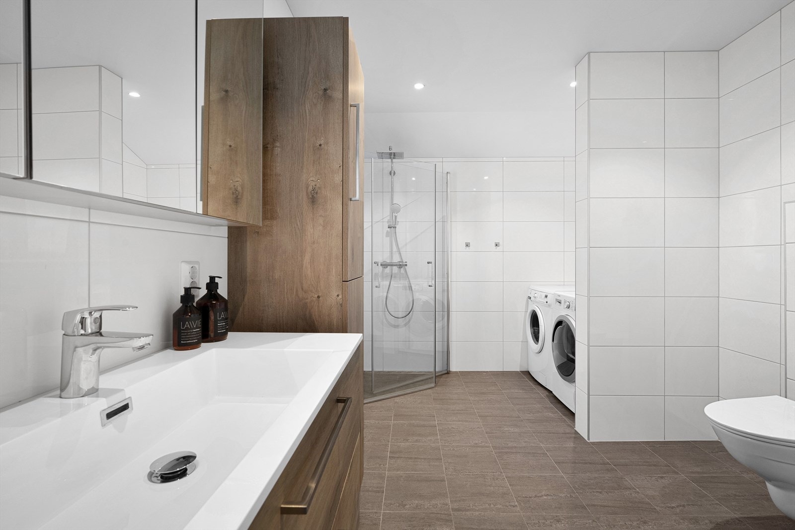 Badet i boligen ble oppdradert og utvidet i 2020. Vinduer på bad ble også skiftet i 2020. Galleribilde