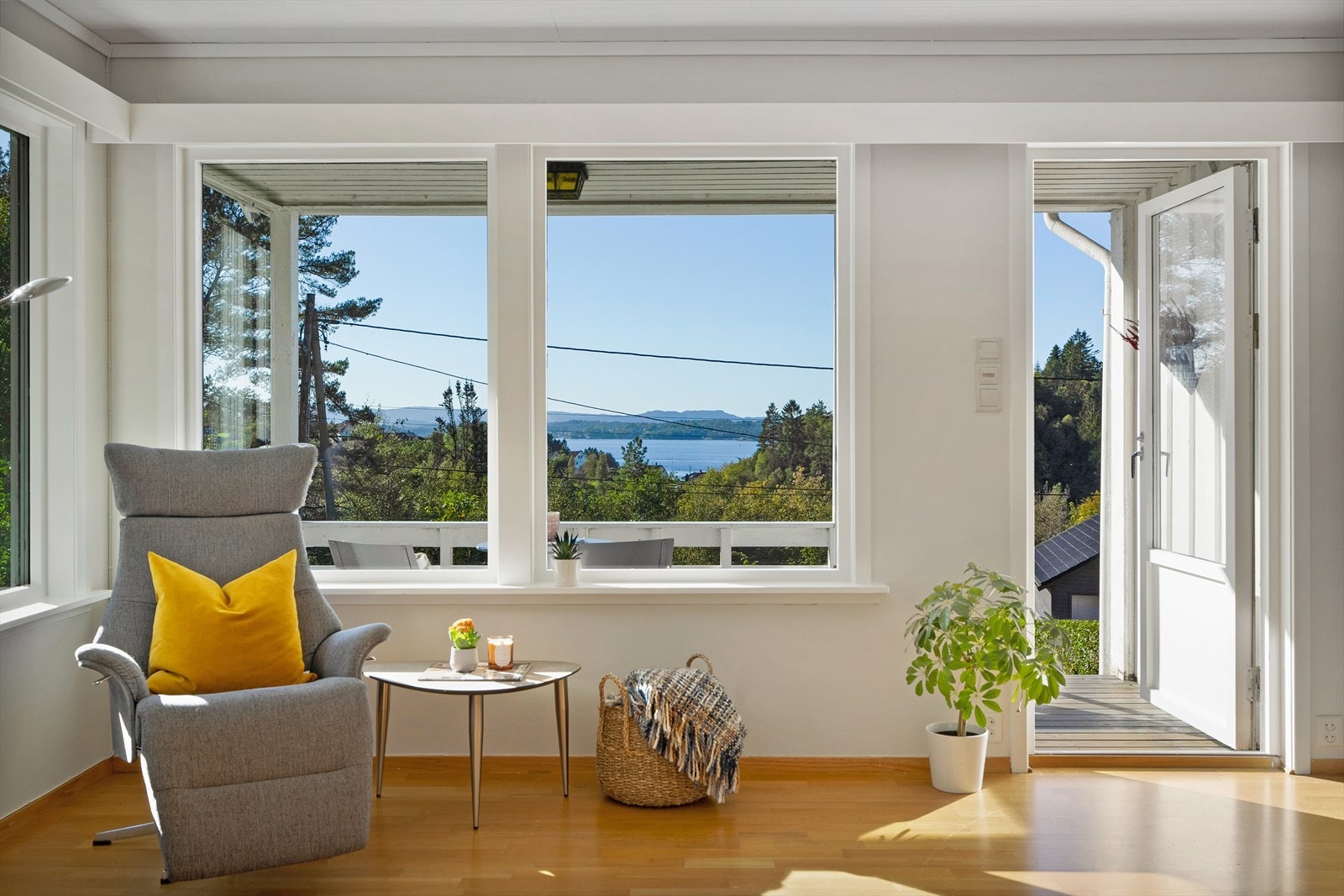 Her nytes utsikt mot Fanafjorden. Utgang til en stor terrasse på forsiden av huset. Galleribilde
