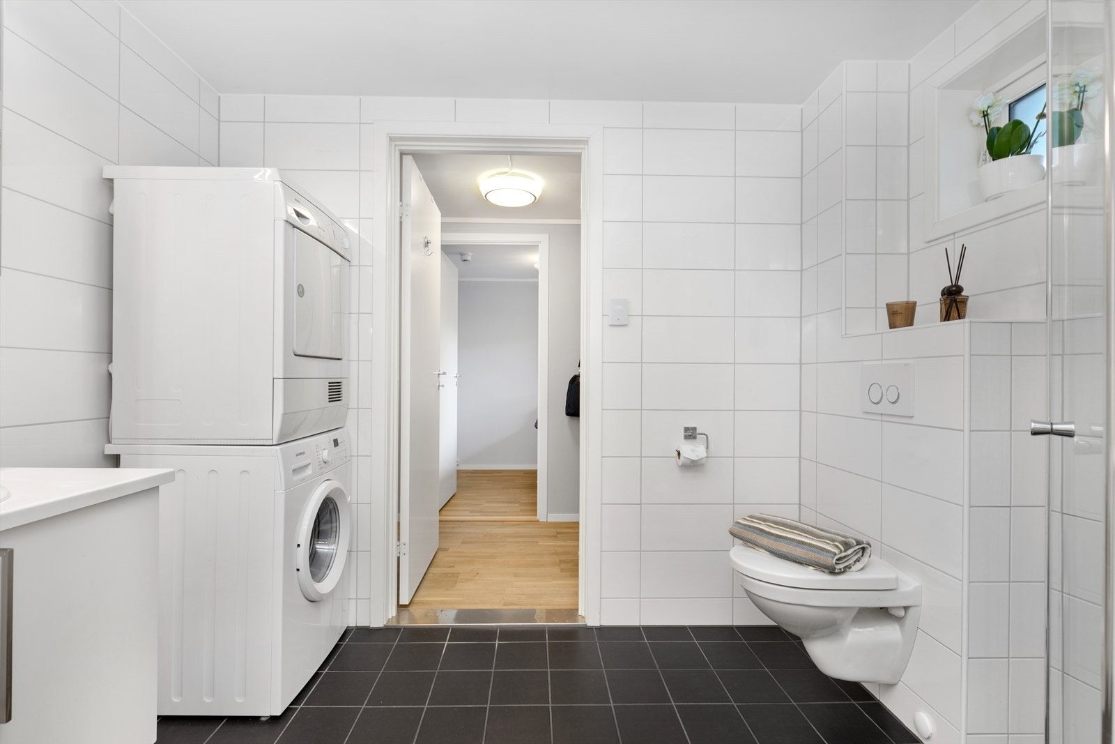 Helfliset bad med vannbåren varme i gulv. Opplegg til vaskemaskin Galleribilde