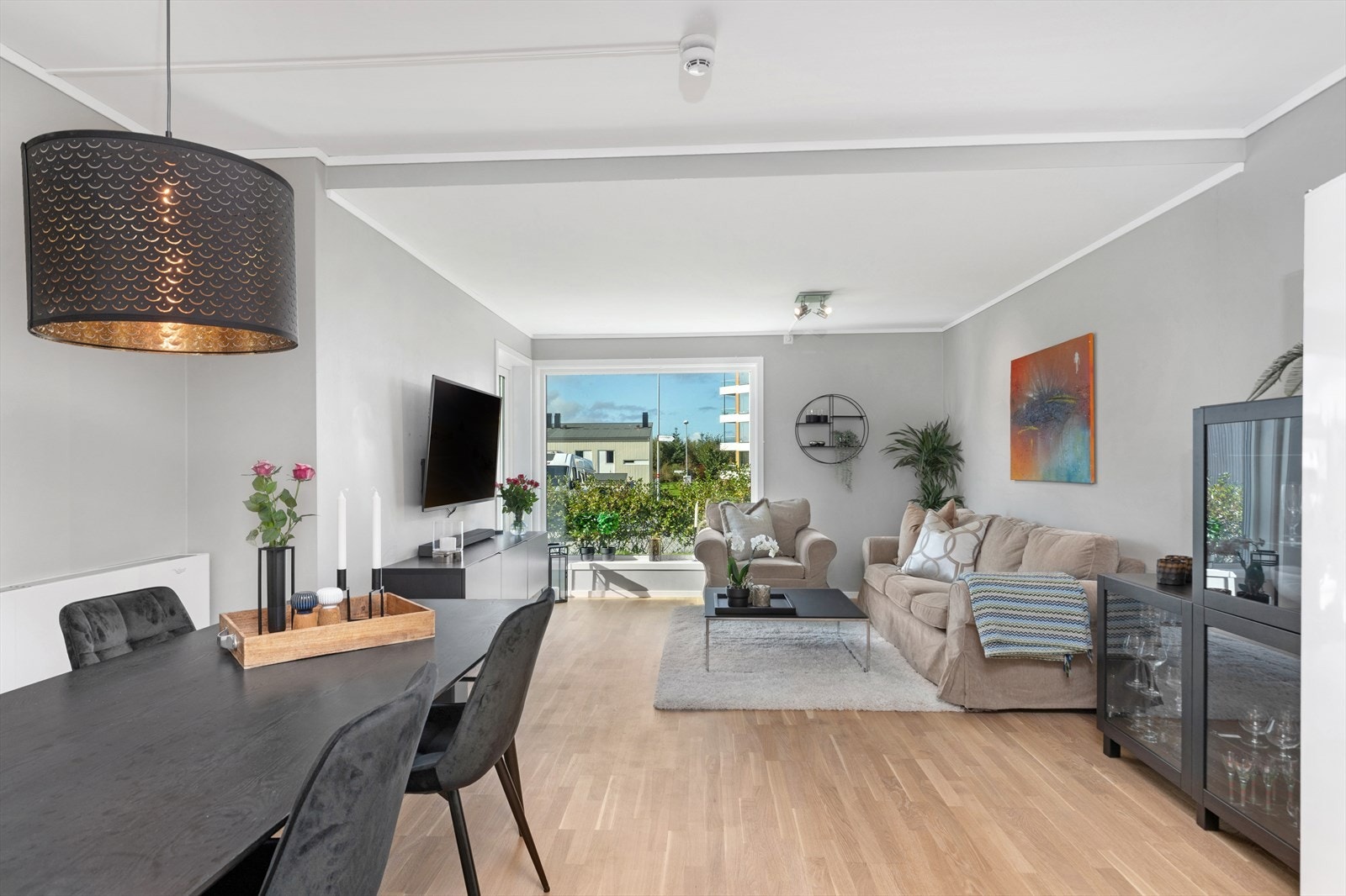 Lys og luftig oppholdsrom, praktisk åpen løsning mellom stue og kjøkken Galleribilde