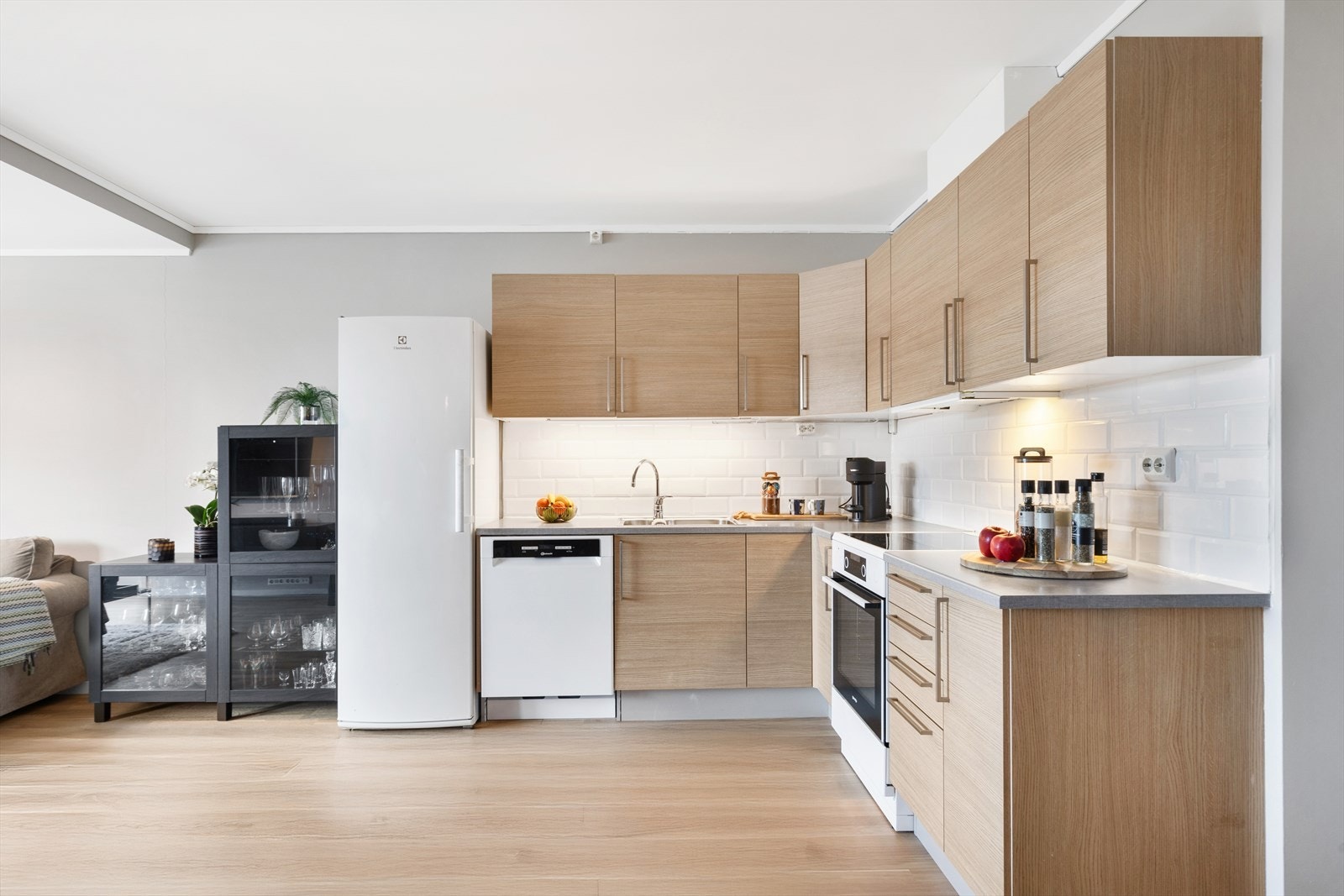 Lekkert kjøkken. Integrerte hvitevarer medfølger handelen Galleribilde