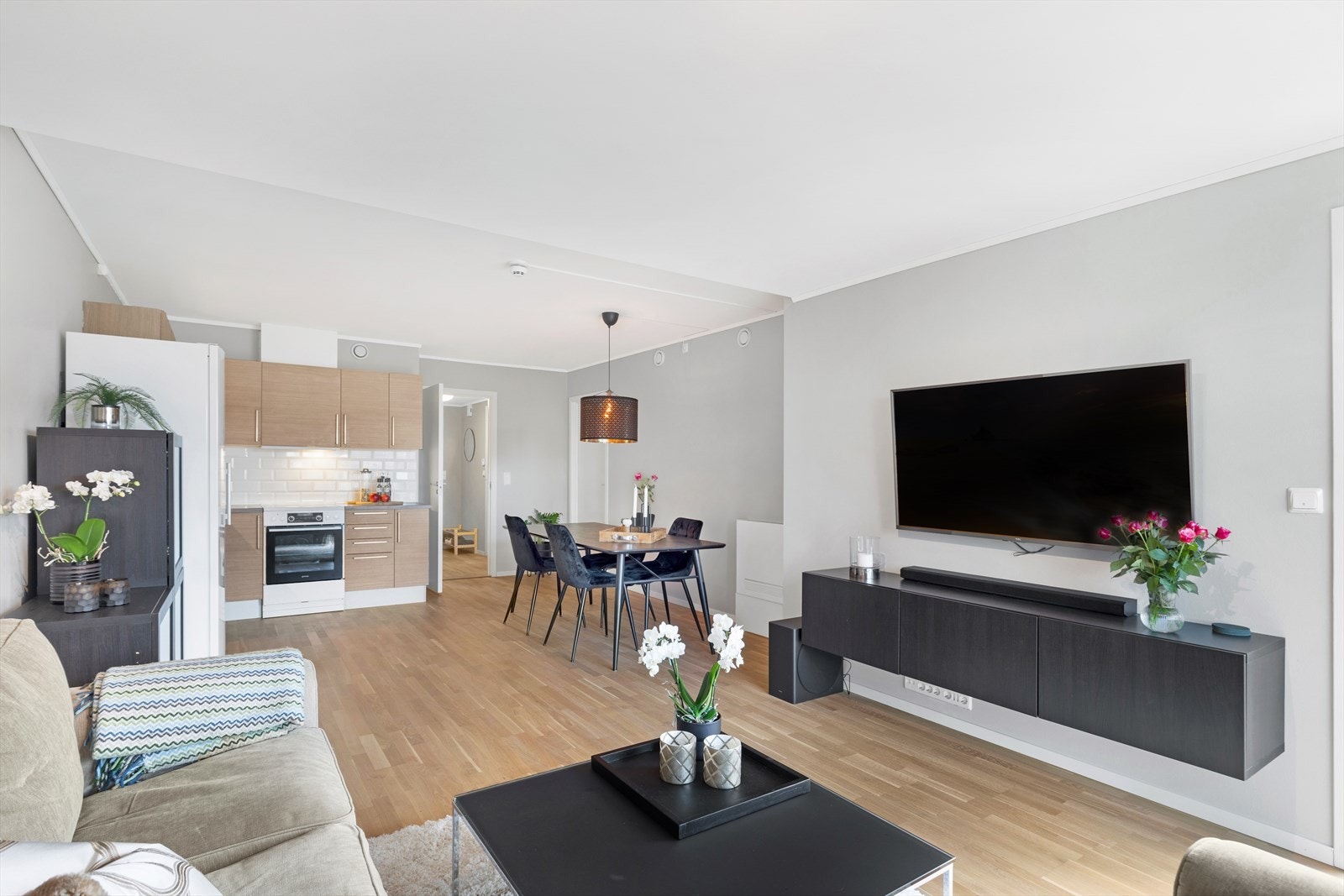 Innbydende og lys stue Galleribilde