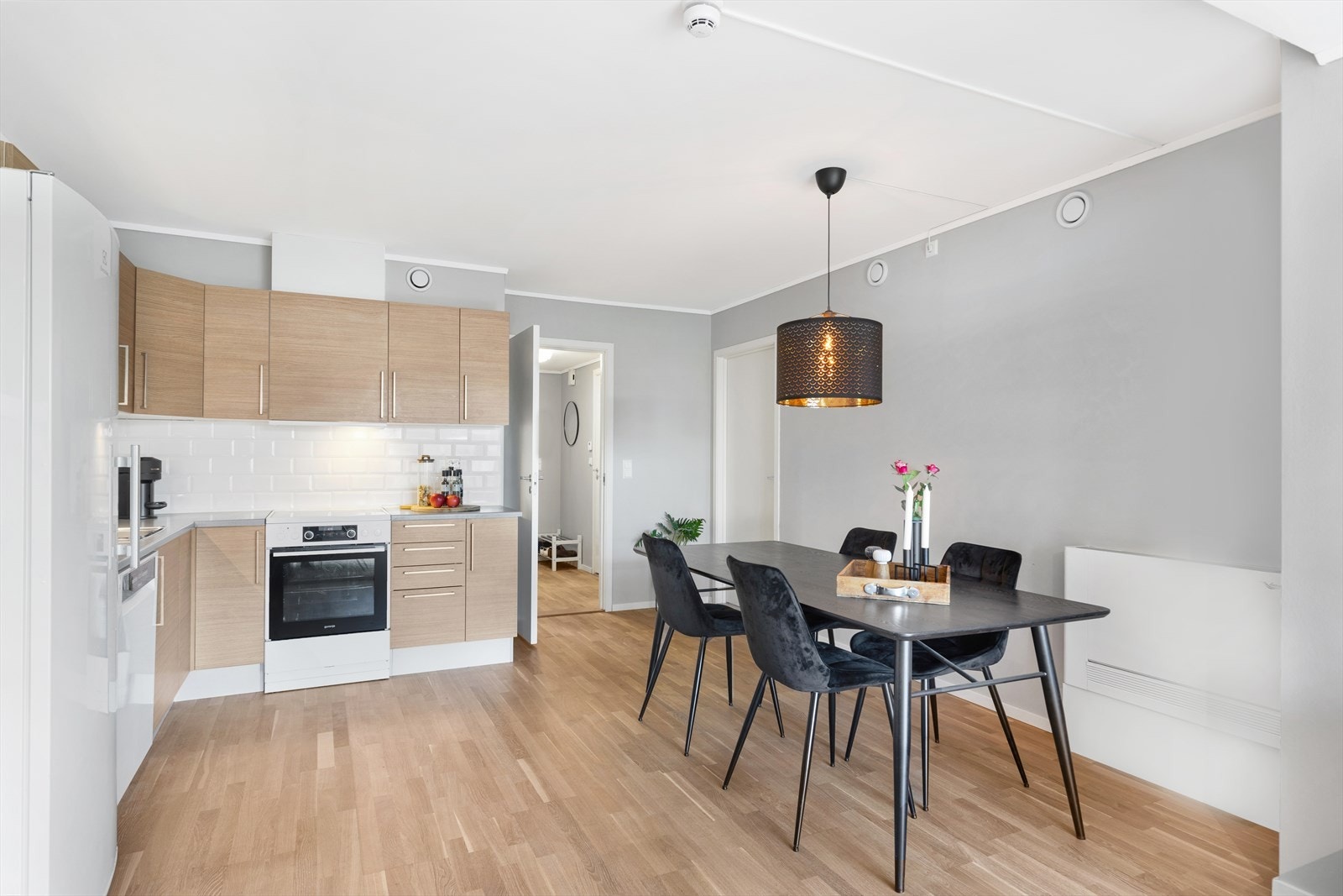 I kjøkkenområdet er det god plass til spisebord Galleribilde