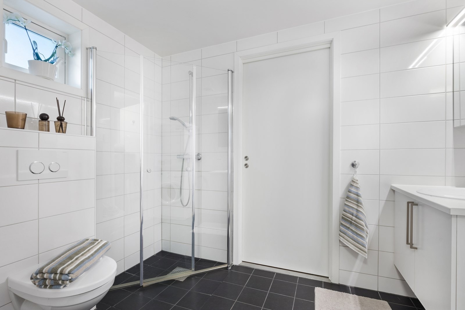 Fra badet har man tilkomst til en praktisk bod Galleribilde