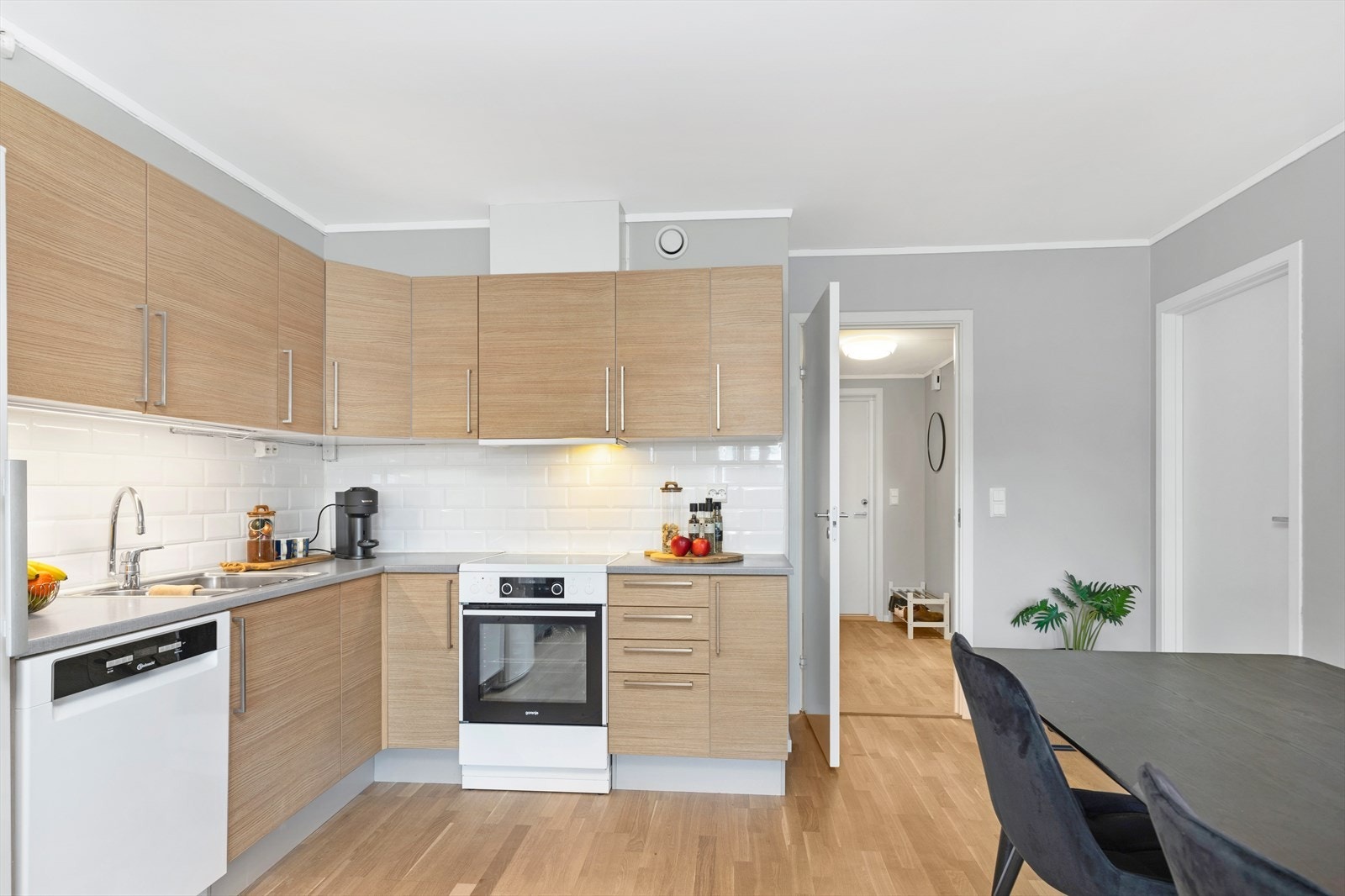 Innbydende kjøkken med laminerte fronter Galleribilde